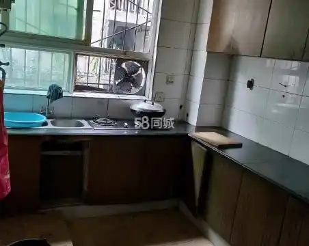 高硐街1室1厅1卫朝南北精装