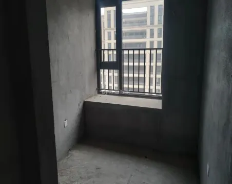 绿城诚园二期3室2厅1卫朝南北毛坯