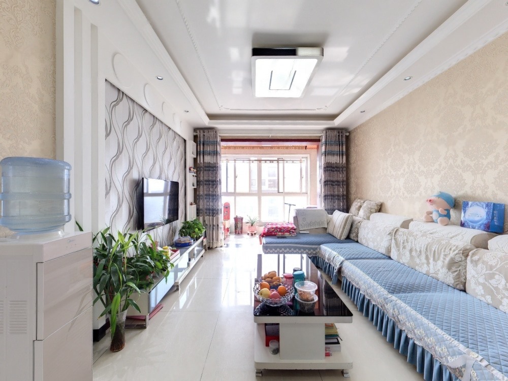 东尚蜂鸟,户型很方正，客厅和卧室都有阳台，采光好1