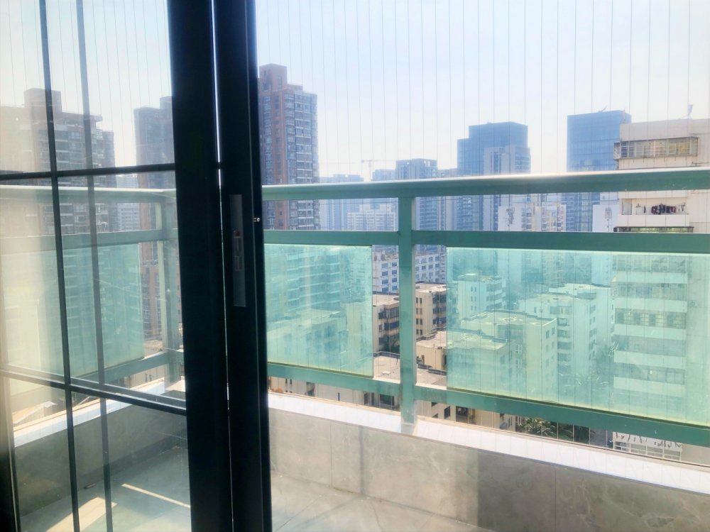 金章华府,滨海大道 09年小区 精装电梯三房带阳台 户型方正 118万3