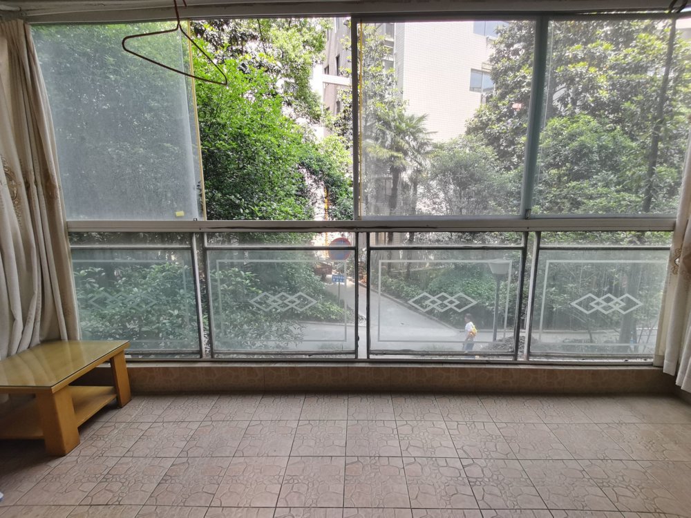 阳光花园,东中国际旁 阳光花园电梯带露台 周边生活配套齐全 出行交通方2