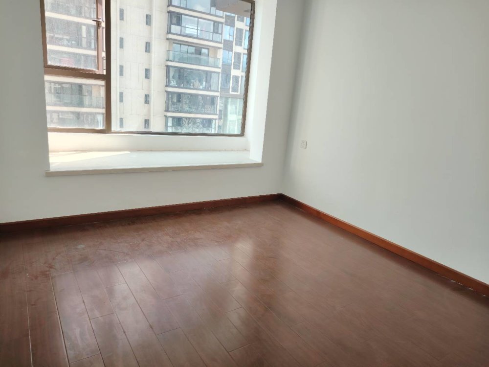 领地阳光花城,领地阳光花城，精装三室全新装修未入住，房东诚心出售！！6