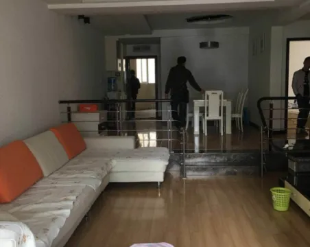 米兰公寓3室2厅2卫朝南北精装
