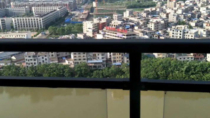 江景房 各自付税，房主急售滨江南岸精装3室2厅2卫2阳台。