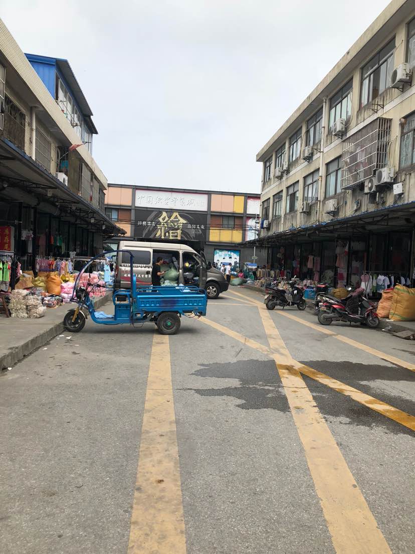 晟舍童装市场,晟舍童装市场1幢330万，仅有房产证和土地证，朝北6