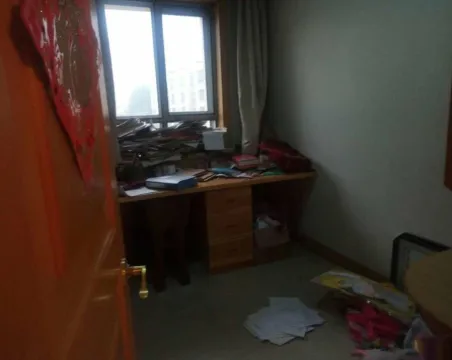 公务员E区3室1厅1卫朝南北毛坯