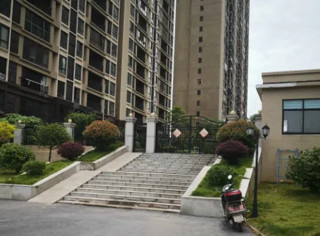 民院学府-岳阳楼区岳阳楼郭镇乡湖南民族职业学院足球场东侧