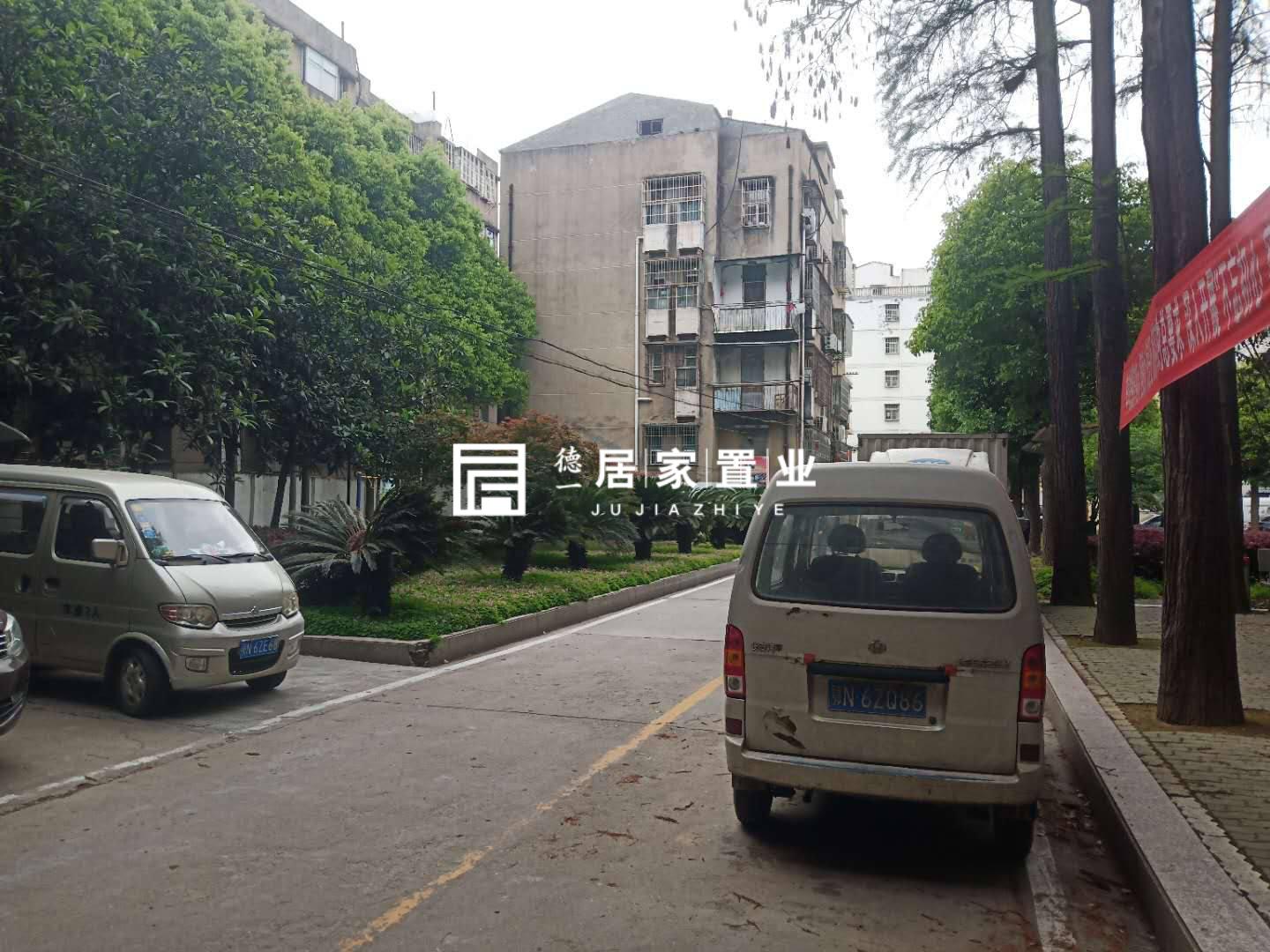 畜牧局住宿区,畜牧局精装房3楼，实小，四中，中百仓储，单位房8