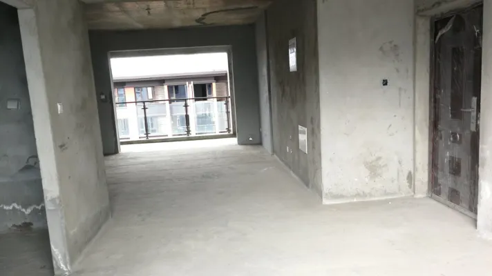 公园里电梯清水套四，可按揭，户型格局好，怎么装都可以，急售