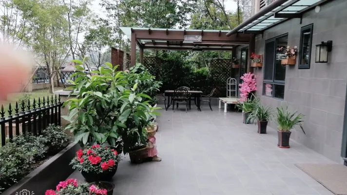 鸿山金域龙湖出售大三室底花，户型好小区环境幽静，新装修。