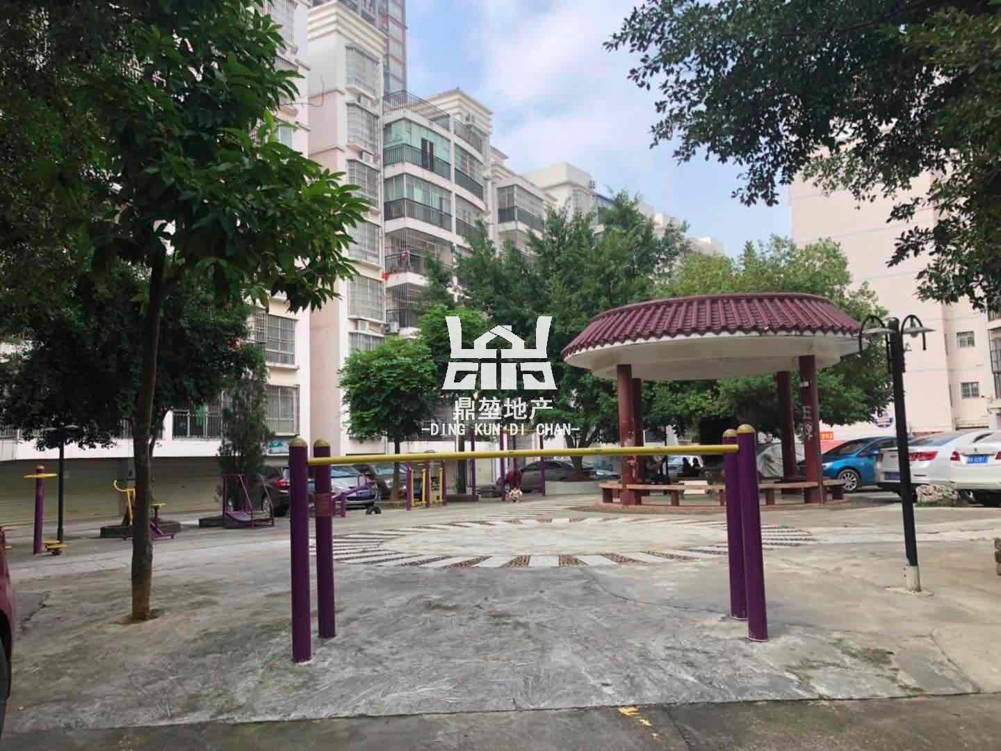 花都景园,就读龙池小学，临近菜市8