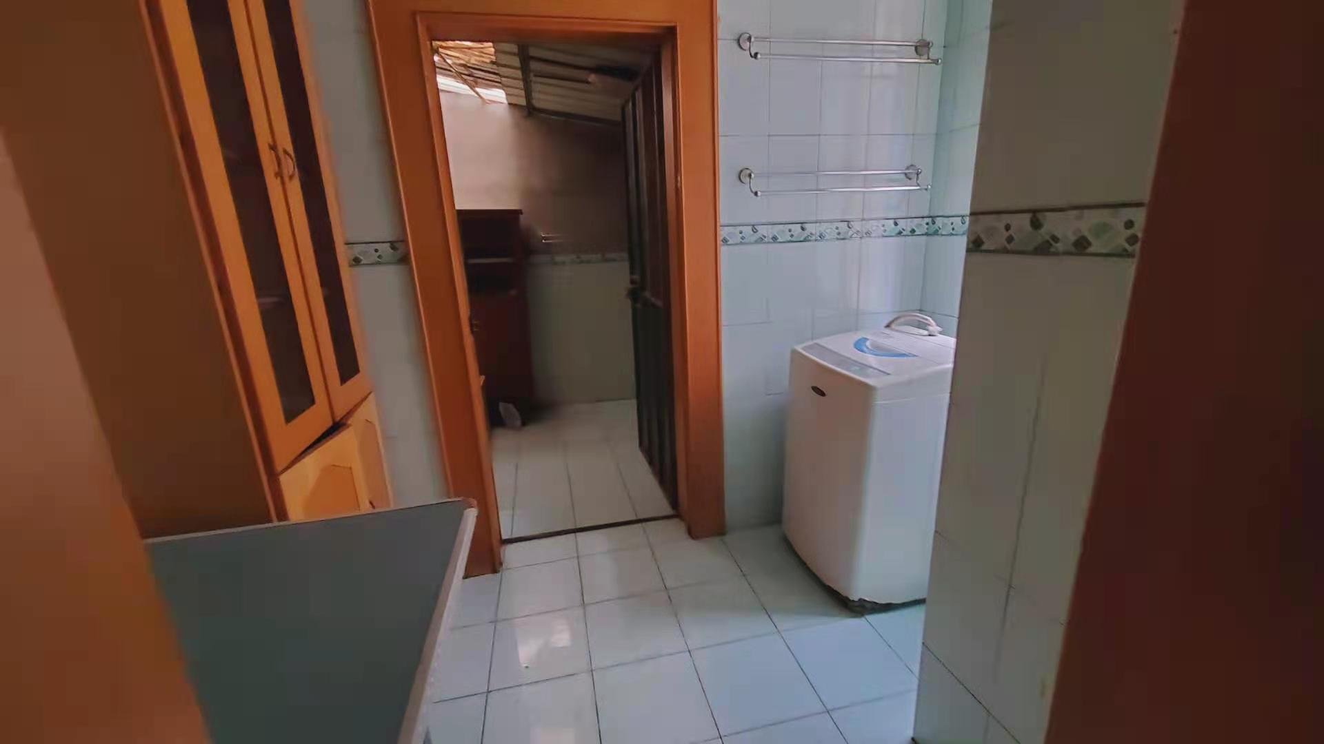 零八一小区,每月1000块包括物业费水电费。14