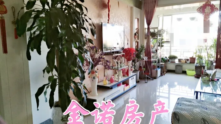 小区环境优美，交通便利，证满五年