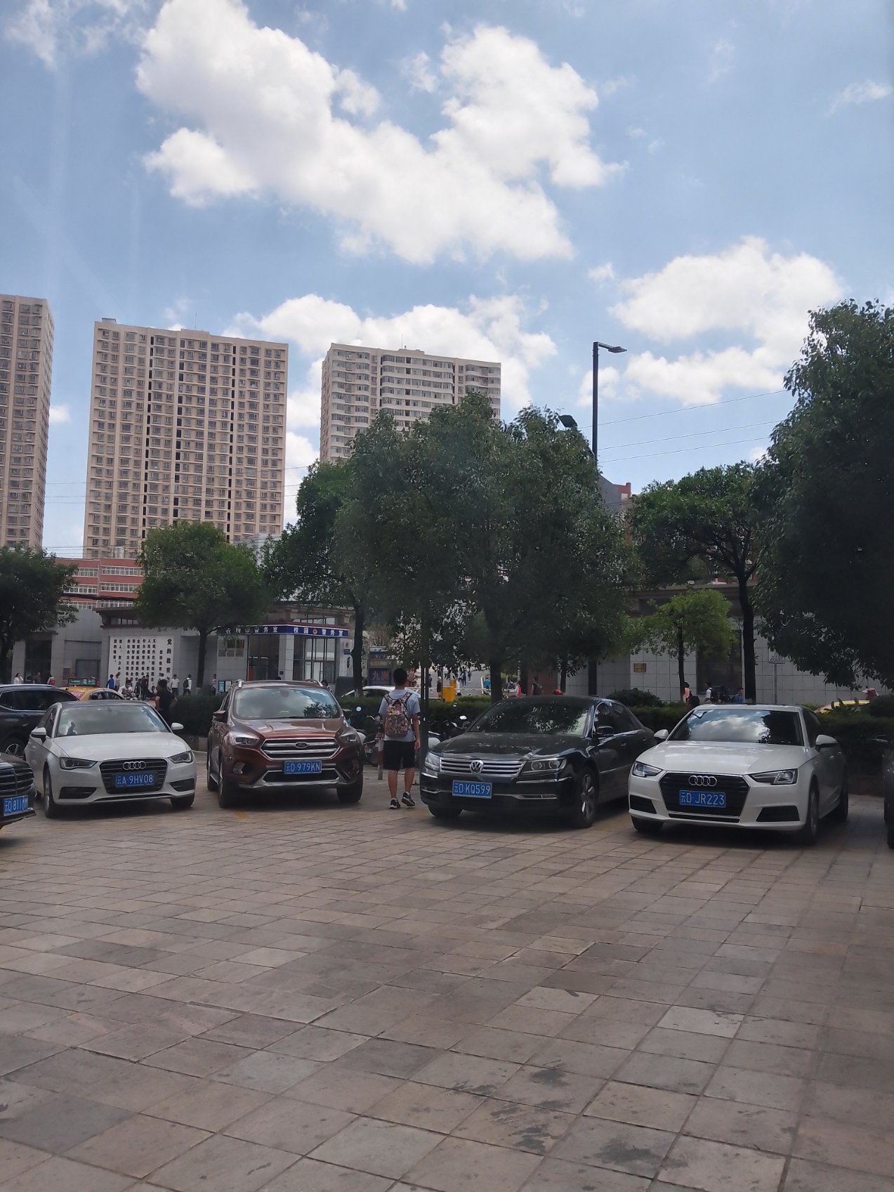 文津苑,文津苑1室一厅带家具出租可以半年12