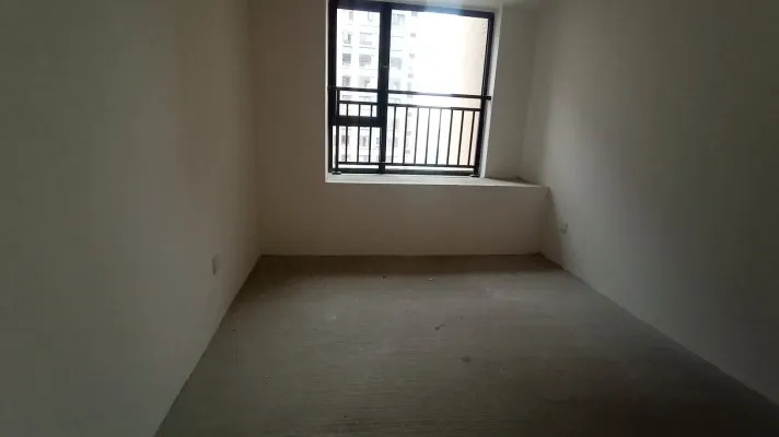 学校旁的正三室双卫经典户型