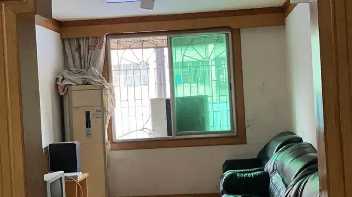 关厢门附近单位3房出售，三层门面，住房一楼