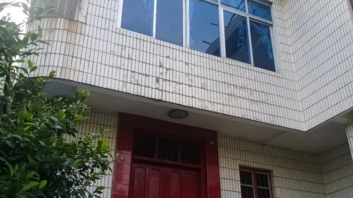 村背房东应在外地置业，国有出让，无需交出让金