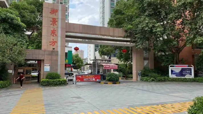 御景东方 南向毛坯三房，楼 王栋
