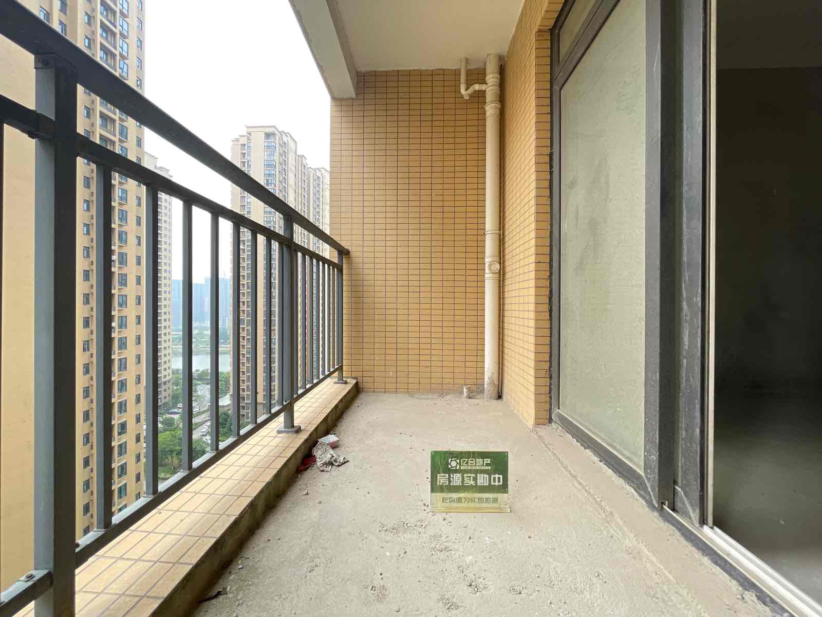 现代森林国际城,森林 毛坯大2房 首付无要求 随时看房 满二有钥匙随时看房4