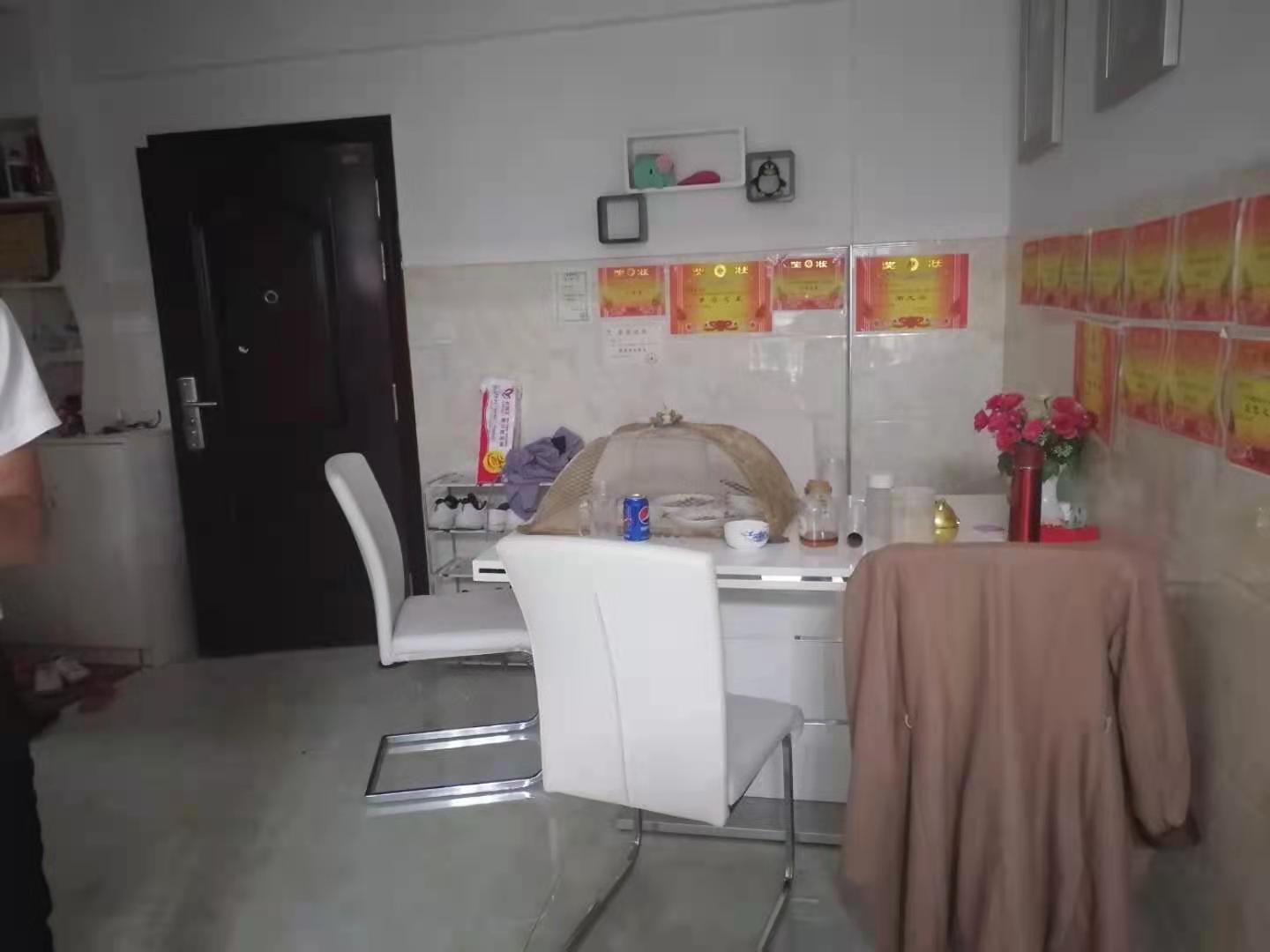 宏宇新城剑桥名门,精装10万，两房拎包住，房东诚心出售8