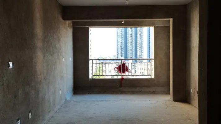 曲靖中心79㎡2室毛坯南，好房出售.
