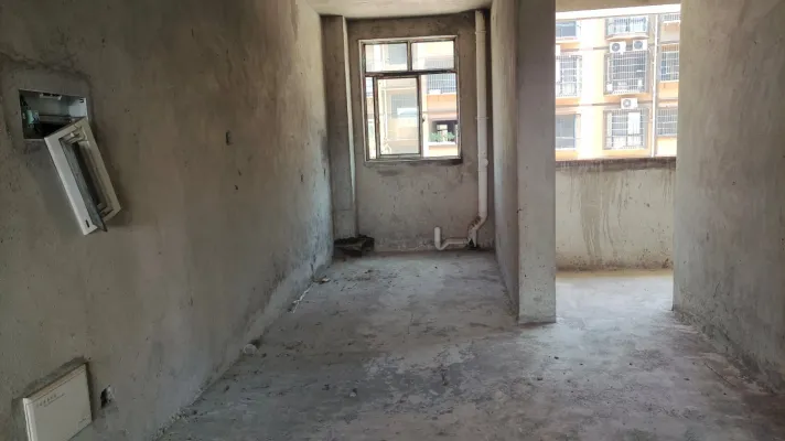 步行街毛坯房三房两厅两卫带露台