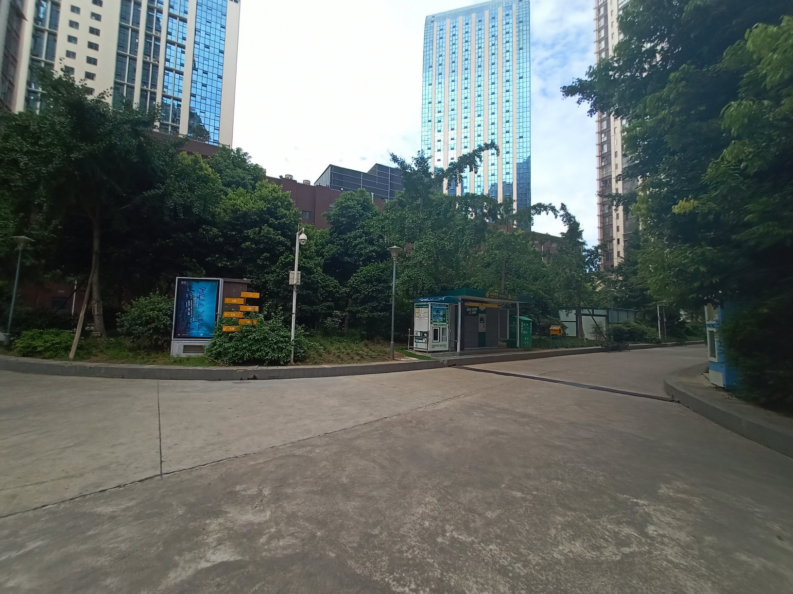 中沅广场,高新区中沅广场电梯两室家具家电齐全，年起租，半年付16