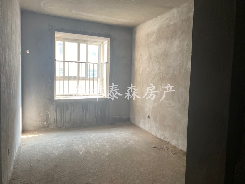 桂城小区,三室两厅两卫，税还未交，房东管办证，5