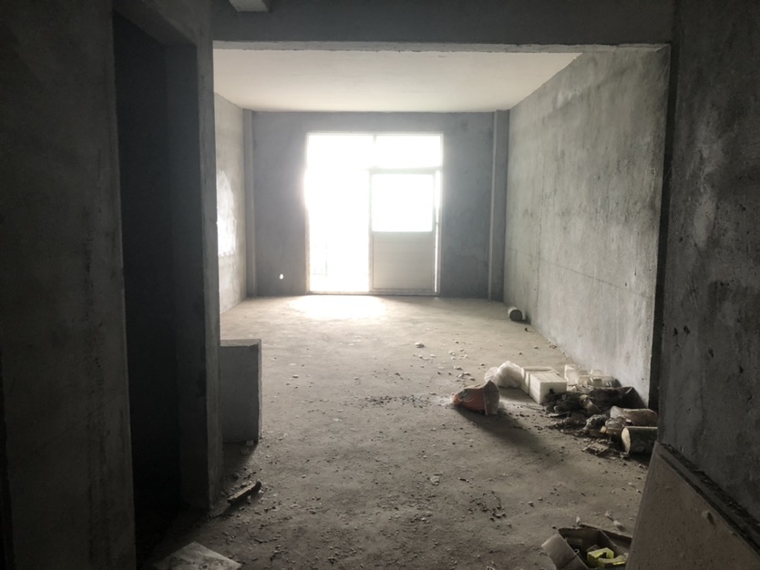 章华首府,体育广场对面电梯好户型，两室两厅两卫。3