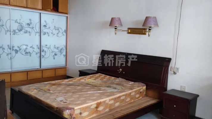 2层楼独门带院子和露台