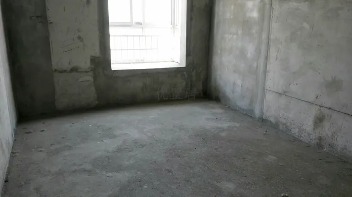 久麟鑫座电梯好楼层毛坯，面积151㎡大三室两厅双阳台
