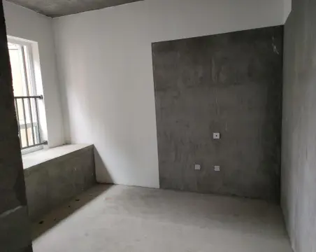 正黄金域香江3室2厅2卫朝南毛坯