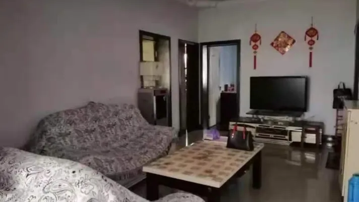 房子是单位房实际面积大，以前的装修风格个