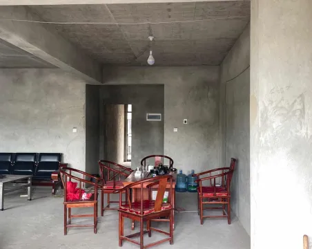 云特漫金湾住宅小区4室2厅2卫朝南北毛坯