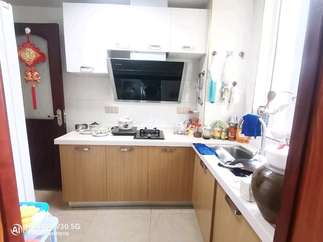 汇川国际温泉旅游城,汇川国际温泉城精装修3房出售，小学是九小，老证。3