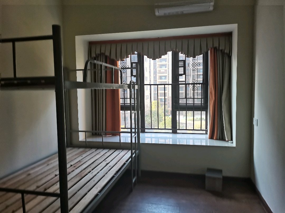 碧桂园凤凰山,4室2厅2卫2阳台2300元/月,环境幽静,居住舒适4