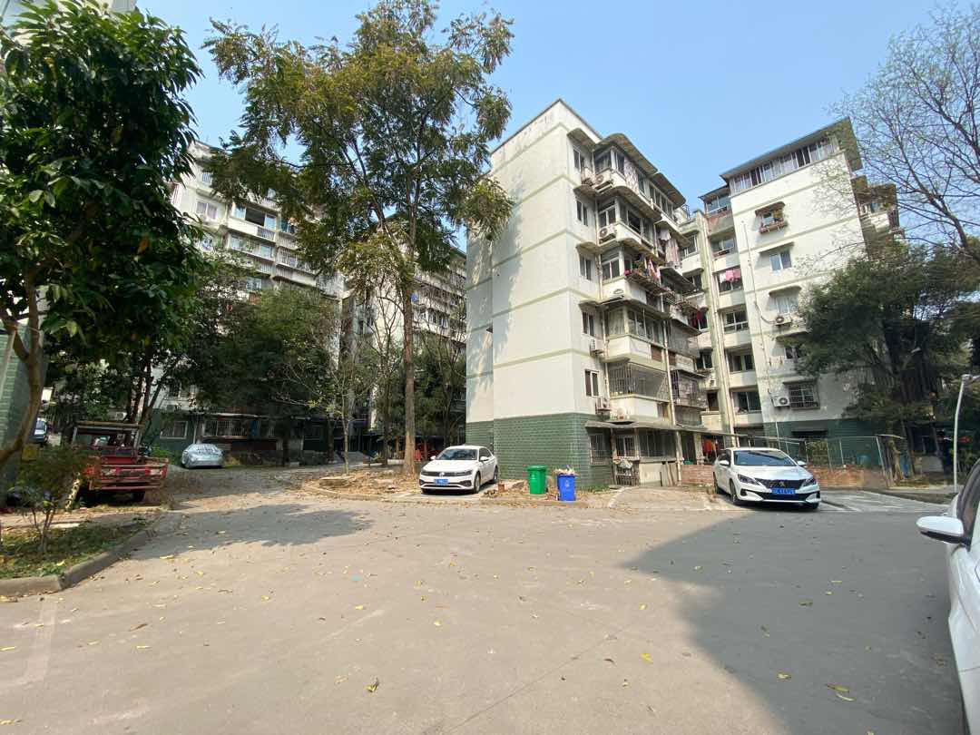 凤鸣苑四组团,凤鸣苑 顶楼带花园 全新装修 拎包入住！14