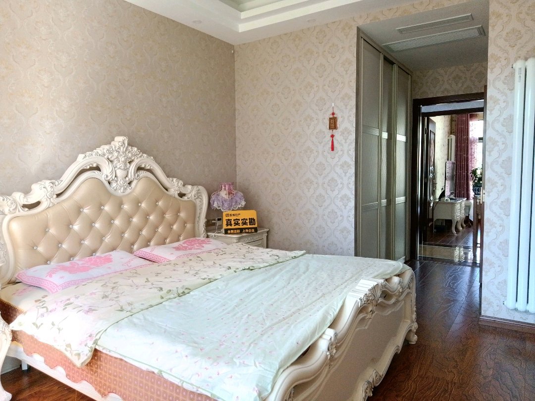 卢浮宫,重庆路 卢浮宫豪华装修三室 中央空调 ，房主急售8