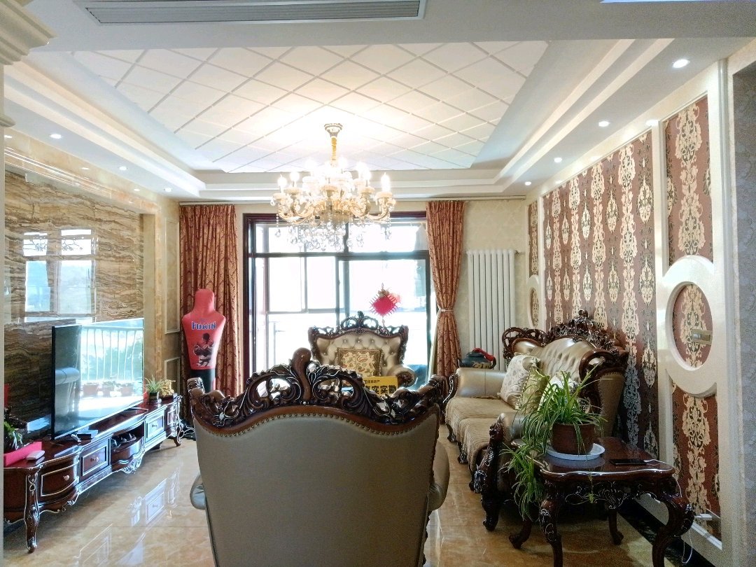 卢浮宫,重庆路 卢浮宫豪华装修三室 中央空调 ，房主急售1