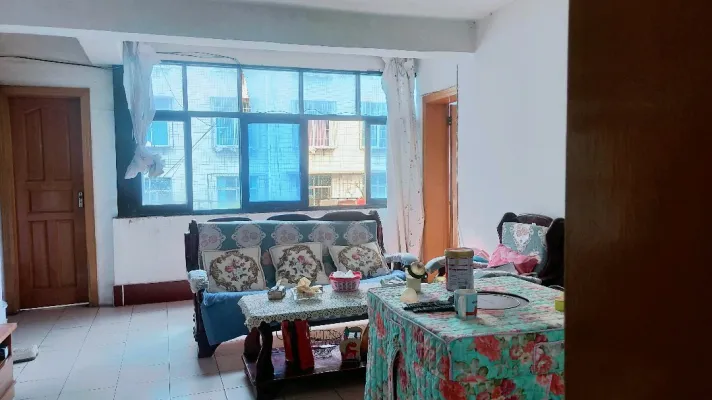 七十三四小对面，四室一厅一卫