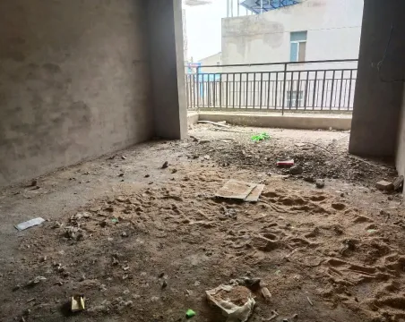 八里社区3室2厅2卫朝东西毛坯
