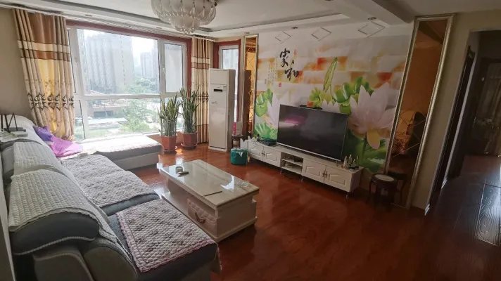 首府中心位置，紧临森林公园