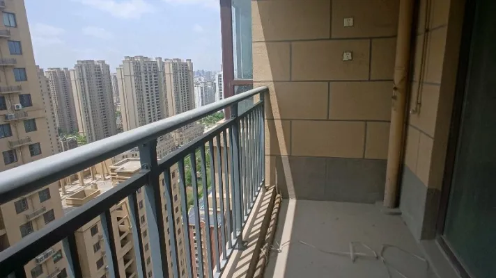 河西金悦东湖毛坯73万元3室2厅1卫1阳台出售 送超大阳台