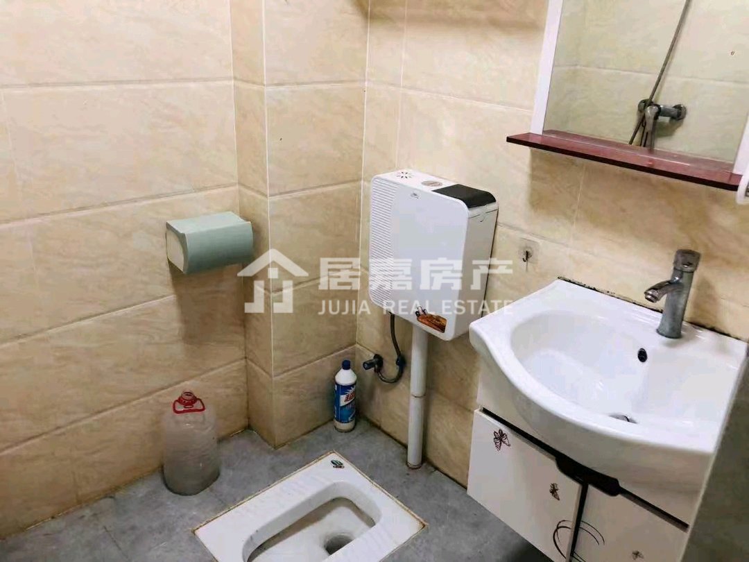 国际花园,国际花园小三室出售，已出租，房产证在手。钥匙在乐居6