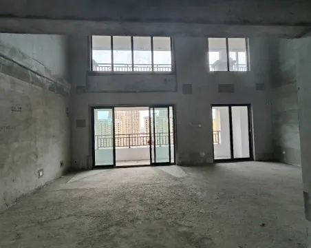 中建亮月湖澜苑5室2厅2卫毛坯