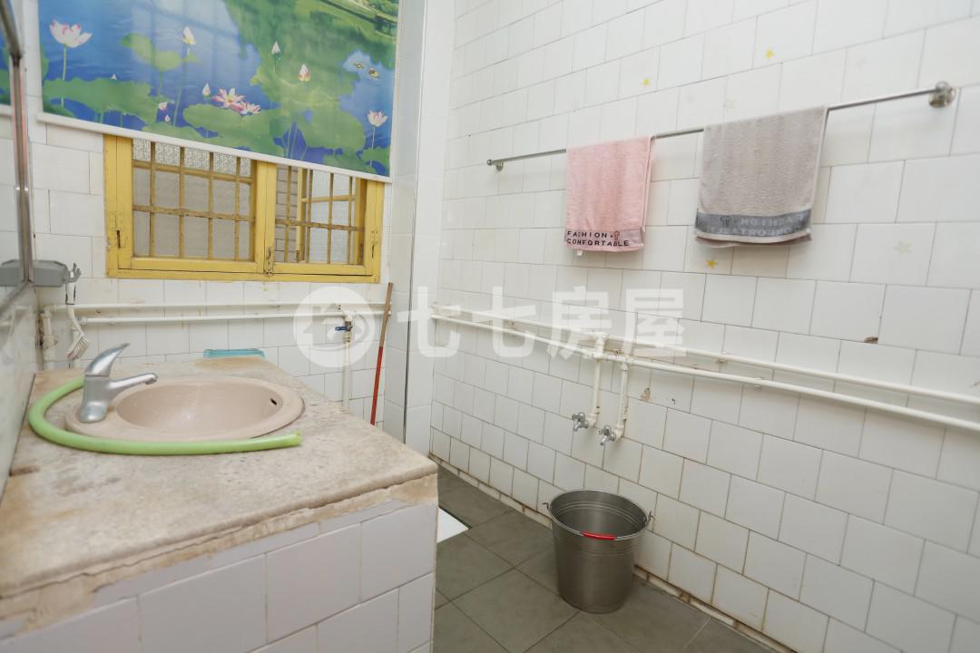 青山西街72号,体育广场附近栋房，位置好，出入方便4