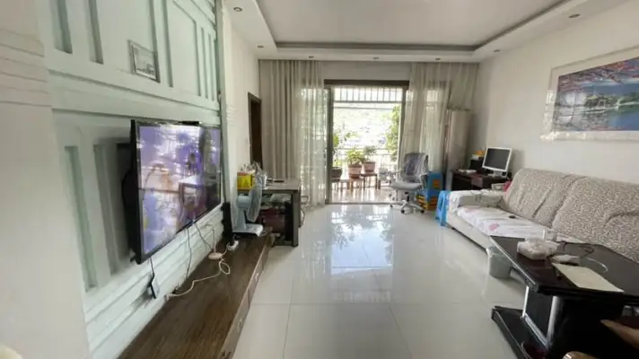 房子户型方正，地段好，出行方便