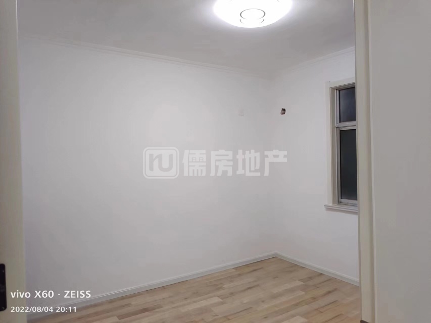 建业街小区,学校门口的家，上学方便，一楼带院带陪房，精装修未入住！9