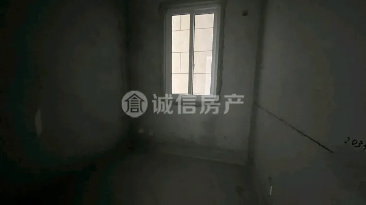毛坯，随意装修，房型好