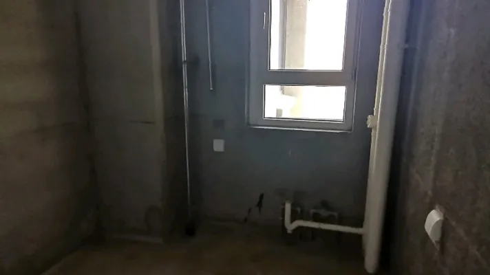 湖邸小区毛坯三室。诚心出售